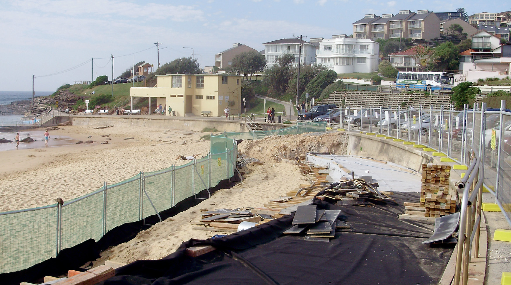 Photograph of the construction site on the beach.